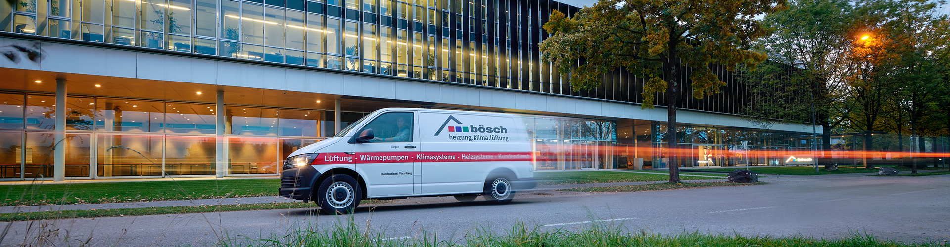 bösch Kundendienst-Auto fährt schnell auf der Straße neben der Firmenzentrale | © bösch heizung.klima.lüftung