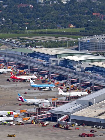 Im Zeitraum von 2016 bis 2020 erneuert Hamburg Airport das komplette Hauptvorfeld bei laufendem Betrieb. | © Flughafen Hamburg GmbH, Michael Penner