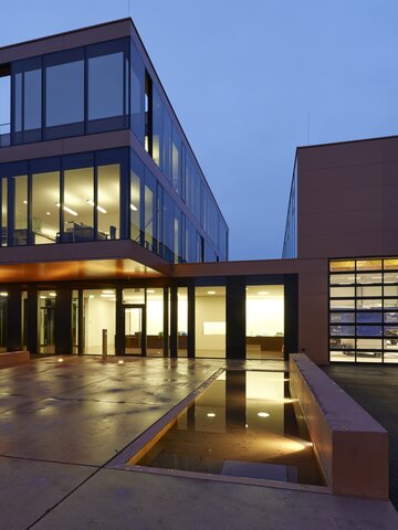 Moderne Regelungstechnik von bösch im prämierten Blue Building von Peter Blau.