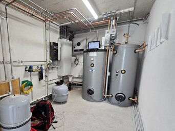 Heizraum mit installierter bösch Wärmepumpe und Pufferspeicher – effiziente Lösung zum Heizung modernisieren.