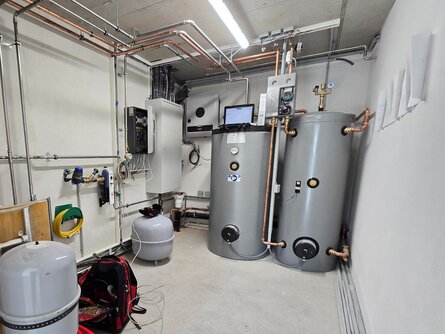 Heizraum mit installierter bösch Wärmepumpe und Pufferspeicher – effiziente Lösung zum Heizung modernisieren.