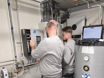 Fachgerechte Einstellung einer bösch Wärmepumpe durch den bösch Werkskundendienst – optimale Vorbereitung für den effizienten Betrieb.