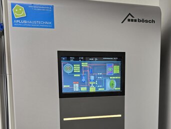 Zentrale Regelung der bösch Wärmepumpe MOZART: Der Wärmepumpenmanager überwacht und optimiert den Heizbetrieb.