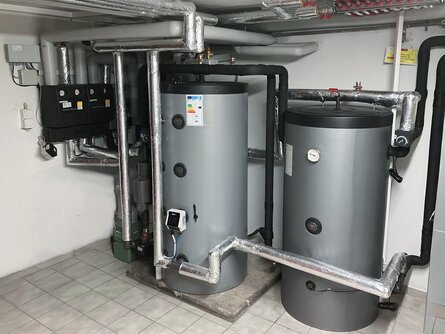 Pufferspeicher und Hydraulik der bösch Wärmepumpenanlage im Heizraum