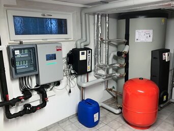 Heizraum mit Wärmepumpenmanager zur Steuerung von Heizung, Warmwasser und Kühlung