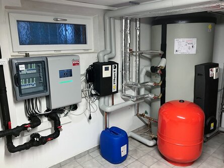 Heizraum mit Wärmepumpenmanager zur Steuerung von Heizung, Warmwasser und Kühlung