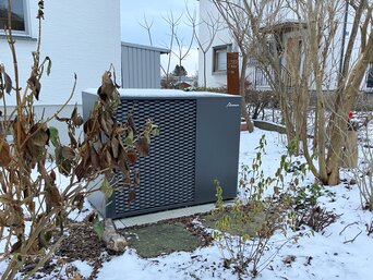 Außengerät der bösch Luft-Wasser-Wärmepumpe MOZART im Garten eines Einfamilienhauses | © VOL.AT / Laura Schwärzler