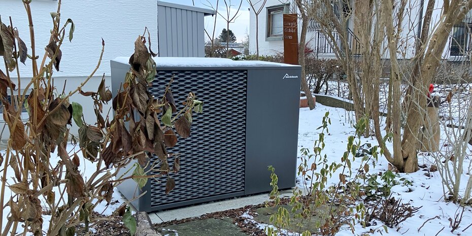 Außengerät der bösch Luft-Wasser-Wärmepumpe MOZART im Garten eines Einfamilienhauses | © VOL.AT / Laura Schwärzler