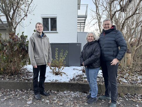 Familie Fink gemeinsam mit Energieberater Michael Braun vom Energieinstitut Vorarlberg vor der installierten bösch Luft-Wärmepumpe MOZART beim Mehrfamilienhaus in Wolfurt. | © VOL.AT / Laura Schwärzler
