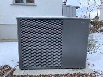 Außengerät der bösch Luft-Wasser-Wärmepumpe MOZART im Garten eines Einfamilienhauses | © VOL.AT / Laura Schwärzler