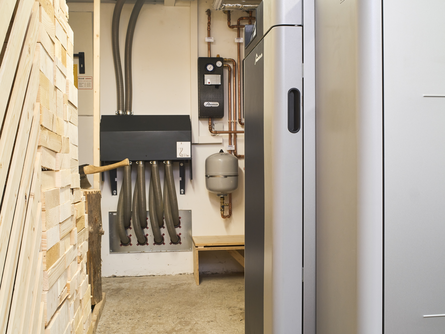 Der Kessel kann wahlweise auch mit Scheitholz betrieben werden. | © Walter Bösch GmbH & Co KG