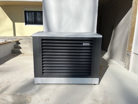 Außeneinheit der bösch MOZART Luft-Wärmepumpe beim Einfamilienhaus von Familie Sattler in St. Stefan. | © bösch