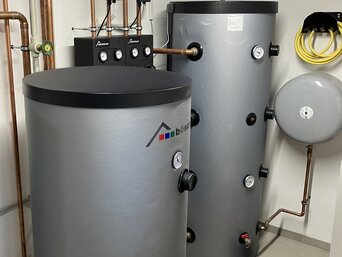 Puffer- und Warmwasserspeicher von bösch im Technikraum des Einfamilienhauses Sattler. | © bösch