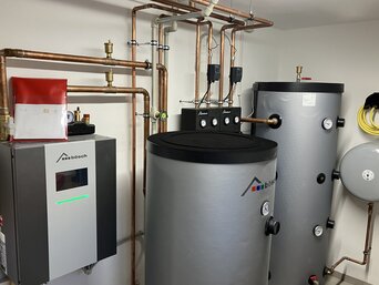 Heizraum der Familie Sattler mit bösch Hydrobox, Pufferspeicher, Warmwasserspeicher und Kupferrohrverrohrung. | © bösch