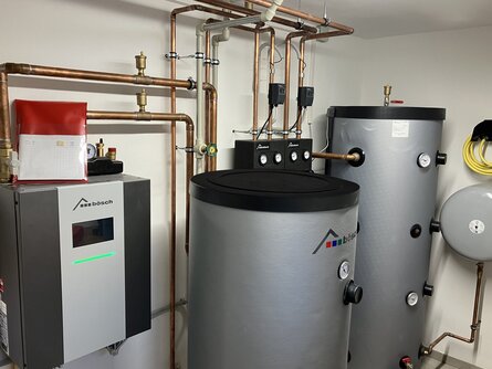 Heizraum der Familie Sattler mit bösch Hydrobox, Pufferspeicher, Warmwasserspeicher und Kupferrohrverrohrung. | © bösch