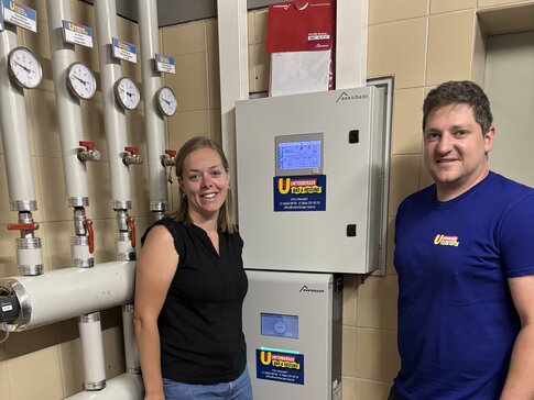 Zufrieden mit dem neuen Heizsystem: Sonja und Daniel Unterberger haben sich für sorgenfreies Heizen mit einer Wärmepumpe entschieden. | © Walter Bösch GmbH & Co KG Sonja und Daniel Unterberger im Heizraum – zufriedene Betreiber nach erfolgreichem Heizungstausch auf bösch Luft-Wärmepumpe | © Walter Bösch GmbH & Co KG