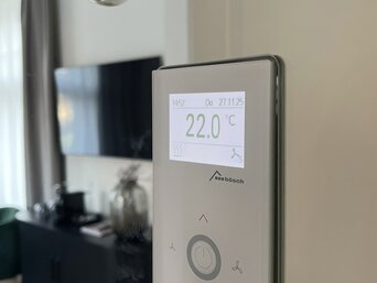 Raumregler im Gästezimmer des Boutique Hotel Maier zur individuellen Steuerung von Temperatur und Lüfterstufen durch die Hotelgäste.