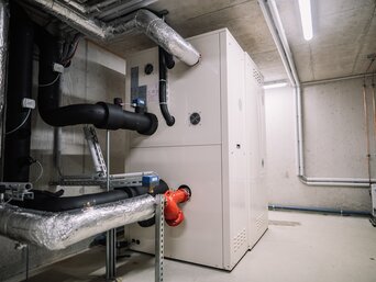 Kältemaschine von bösch mit integrierter Wärmerückgewinnung zur Kühlung von Gästezimmern und gleichzeitiger Einspeisung der Abwärme ins Heizsystem. | © what if media