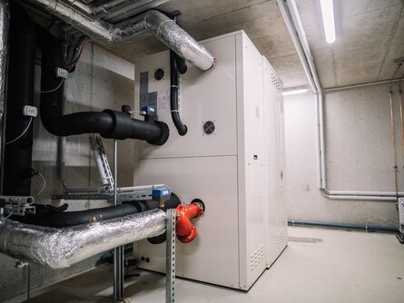 Kältemaschine von bösch mit integrierter Wärmerückgewinnung zur Kühlung von Gästezimmern und gleichzeitiger Einspeisung der Abwärme ins Heizsystem. | © what if media