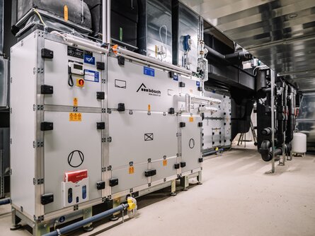 Moderne Lüftungszentrale mit Wärmerückgewinnung, EC-Ventilatoren und Filtersystem für hygienische und energieeffiziente Frischluftversorgung. | © what if media