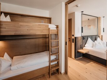 Hotelzimmer mit moderner Lüftungstechnik von bösch für frisches, hygienisches Raumklima und hohen Gästekomfort im gesamten Gebäude. | © what if media