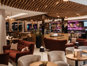 Hotel-Lobby mit zentral gesteuerter Gebäudeautomation von bösch zur präzisen Regelung von Heizung, Lüftung und Kühlung für konstante Aufenthaltsqualität. | © what if media