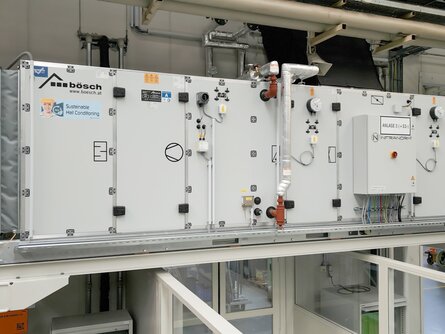 Installierte Lüftungs- und Klimaanlage des Sustainable Hall Conditioning Systems von bösch und INFRANORM® in der Produktionshalle von ENGEL Austria in Schwertberg