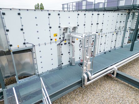 Zweistufige adiabate Kühlung auf dem Dach der Produktionshalle von Kansai Helios – Teil des Sustainable Hall Conditioning Systems zur effizienten Hallenklimatisierung