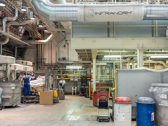 Innenansicht der Produktionshalle von Kansai Helios mit installierter INFRANORM®-Lufttechnik für effiziente Hallenkonditionierung