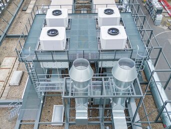 Adiabate Kühleinheiten des Sustainable Hall Conditioning Systems von auf dem Dach des Produktionsgebäudes von Kansai Helios, aufgenommen aus der Vogelperspektive.