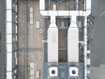 Gesamtansicht der adiabaten Kühleinheiten und Lüftungssysteme des Sustainable Hall Conditioning Systems auf dem Dach des Produktionsstandorts von Kansai Helios