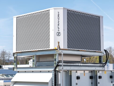 Mischluftgerät mit zweistufiger adiabater Kühlung als Teil des Sustainable Hall Conditioning Systems bei MKW Kunststofftechnik in Weibern, Oberösterreich