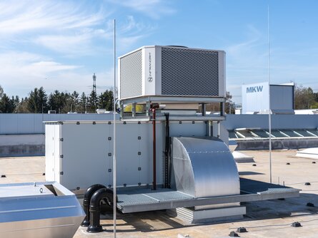 Außenansicht der SHC-Dachanlage von bösch und INFRANORM® bei MKW Kunststofftechnik – energieeffiziente Kühlung und Frischluftversorgung