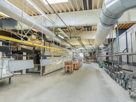 Zufuhr der gekühlten Frischluft über textile Luftschläuche in der Produktionshalle von MKW Kunststofftechnik