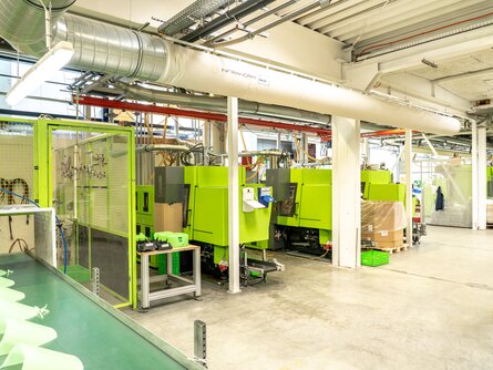 Textilluftschläuche für gleichmäßige Zuluftverteilung in der Produktionshalle