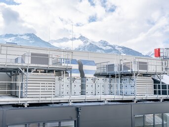 Dachansicht der SHC-Anlage mit Lüftungs- und Wärmerückgewinnungssystem von bösch und INFRANORM® beim Senoplast-Standort in Piesendorf