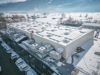 Außenansicht des Senoplast-Werks in Piesendorf mit energieeffizienter Hallenkühlung durch Sustainable Hall Conditioning von bösch und INFRANORM®