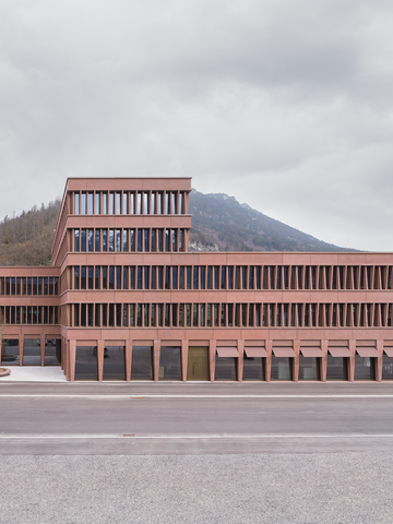 Die neue Firmenzentrale von Jäger Bau in Bludenz, ein architektonisches Meisterwerk, das moderne Ästhetik mit nachhaltigem Bauen vereint. | © Adolf Bereuter