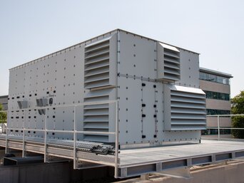Fertig montiertes RLT-Entfeuchtungsgerät von bösch auf dem Dach mit Wetterschutzgittern und Servicepodest. | © Walter Bösch GmbH & Co KG