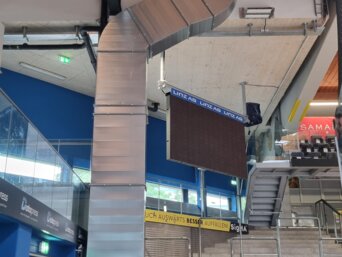 Abluftkanal im Zuschauerbereich mit Lüftungsgitter; Abführung feuchter Hallenluft aus der Halle. | © Frey & Partner GmbH