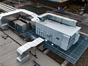 Luftaufnahme des RLT-Entfeuchtungsgeräts von bösch auf dem Hallendach mit angeschlossenen Zu- und Abluftkanälen sowie umlaufendem Servicepodest. | © LINZ AG/Fotokerschi