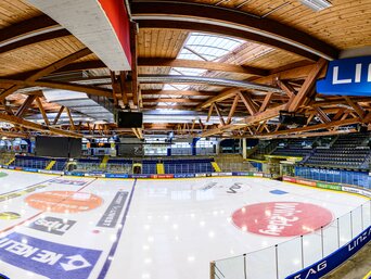 Panorama der Linzer Eishalle mit Eisfläche, Tribünen und sichtbarer Holzdachkonstruktion. | © LINZ AG/Fotokerschi