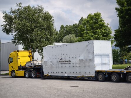 Sondertransport: vormontierter Gerätekubus von bösch auf Tieflader beim Abgang vom Werk. | © Walter Bösch GmbH & Co KG