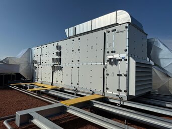 Großes Zu- und Abluftgerät von bösch für die Büro- und Sozialbereiche des TEST-FUCHS Aerospace Campus auf dem Gebäudedach.