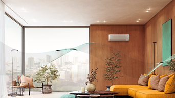 Moderne Wohnzimmerumgebung mit einem Samsung Klimagerät an der Wand. Stille Luftströme werden visuell dargestellt, die sich gleichmäßig im Raum verteilen, um ein angenehmes Raumklima zu schaffen. | © Samsung