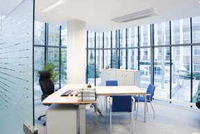 Modernes Büro mit weißem Farbstil und Fenstern als Wände 